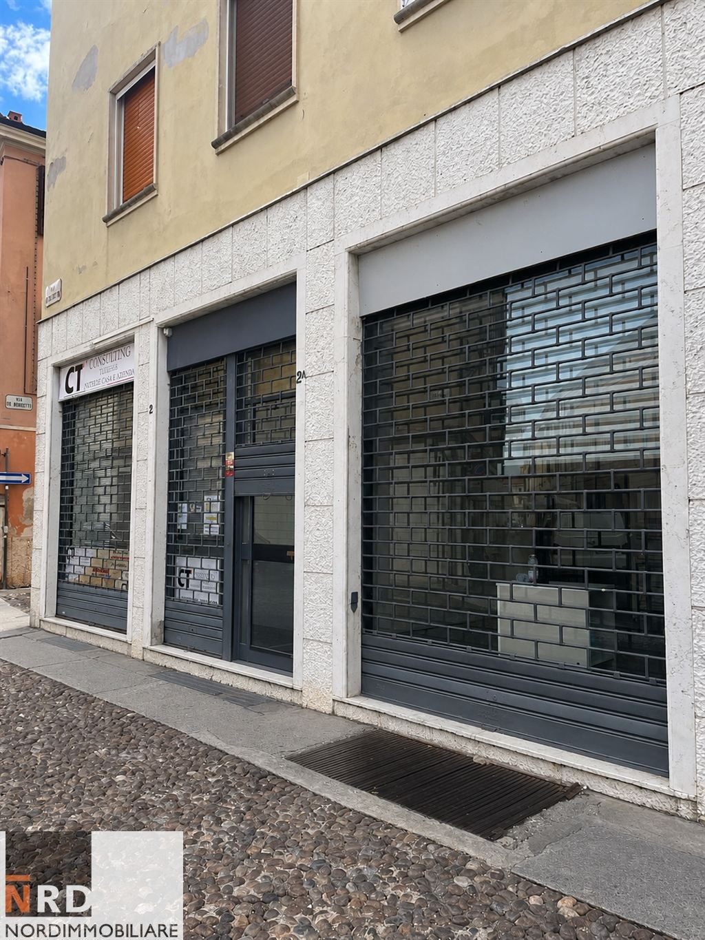 NEGOZIO CON DOPPIA VETRINA SU STRADA E MAGAZZINO
