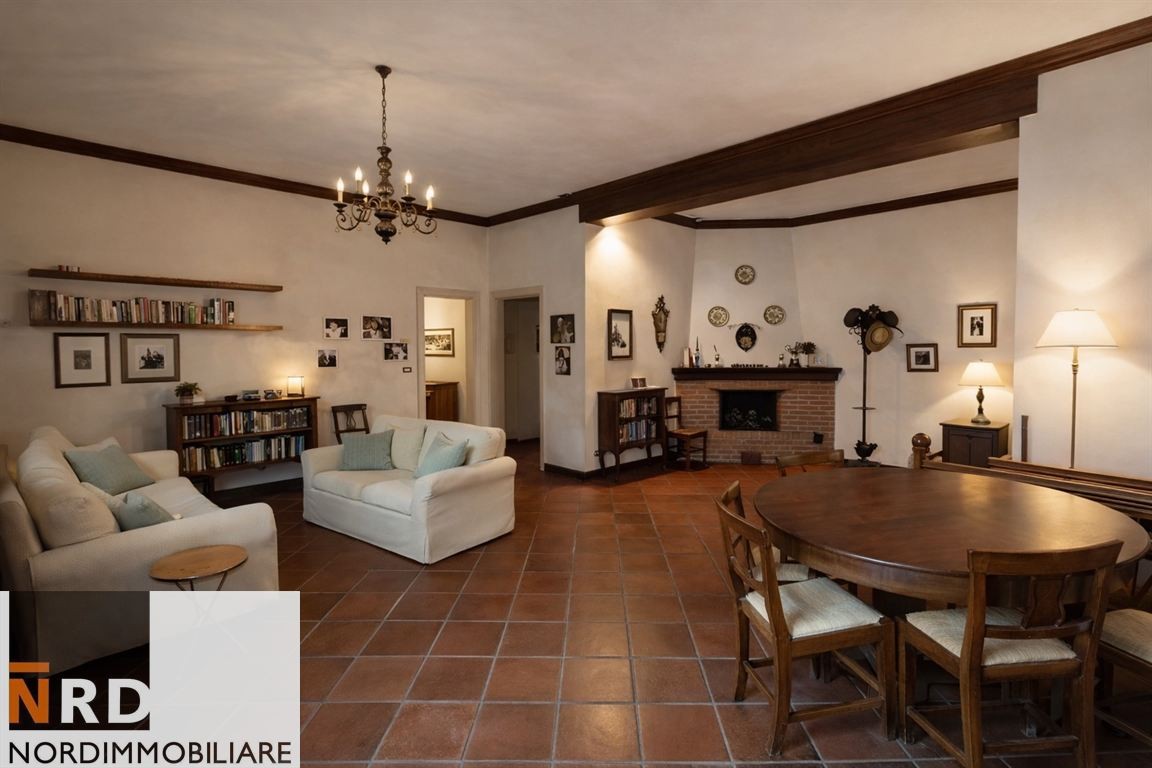 Elegante Casa Indipendente con splendido Giardino