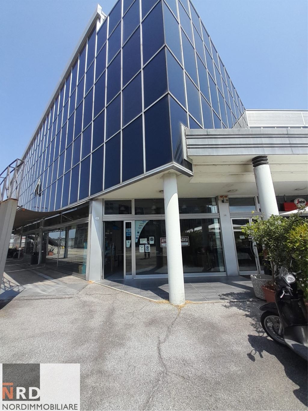 Negozio PT con vetrina MQ 85