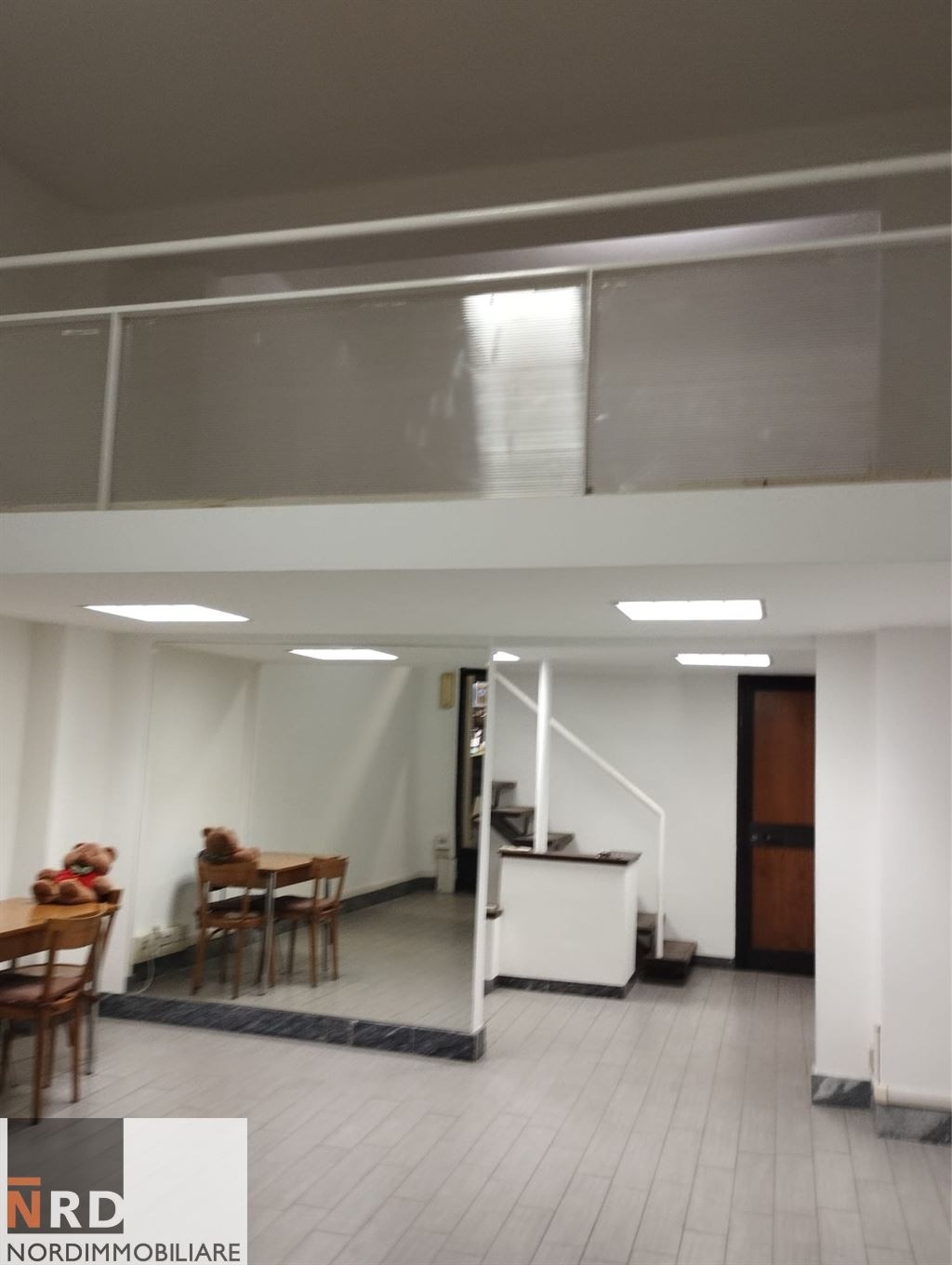 Bel NEGOZIO con Soppalco e Mgazzino MQ 70